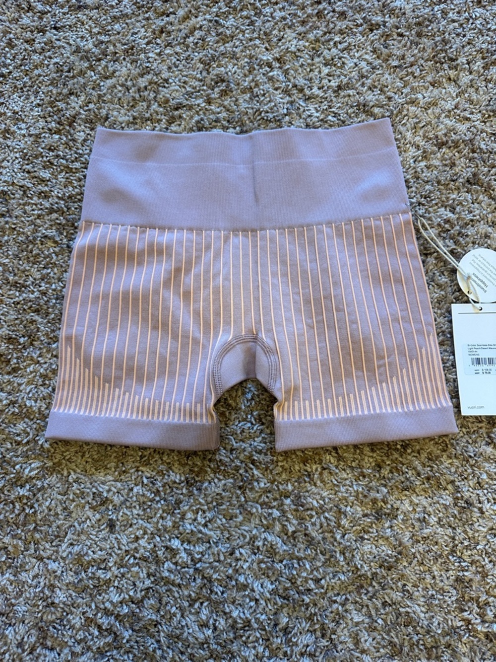 NWT Vuori Bi-Color Seamless Bike Short 4”
Light Peach/Desert Mauve XS - Picture 2 of 9